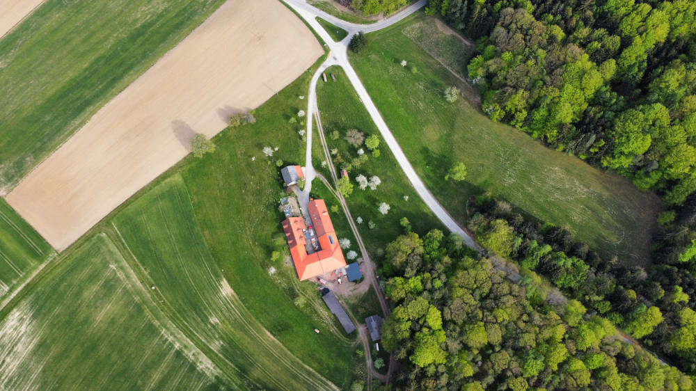 Bauernhof im Grünen aus Vogelperspektive